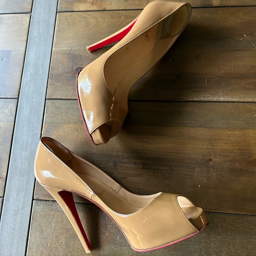 Very Prive 120 patent peep toe EUC.        Size 40.5.